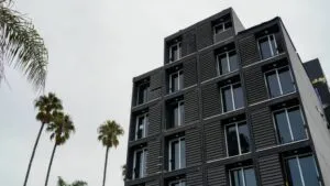 Instalación de viviendas prefabricadas modulares en proyecto residencial urbano en California
