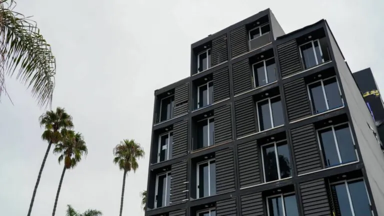 Instalación de viviendas prefabricadas modulares en proyecto residencial urbano en California