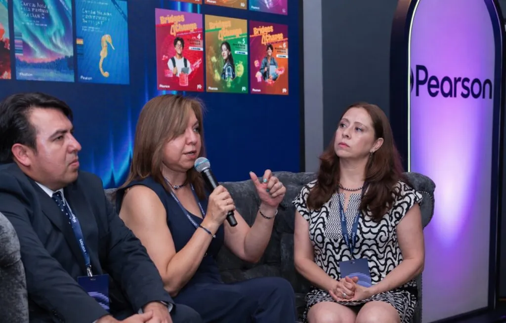 Iris Martínez habla en panel de Pearson sobre aprendizaje del inglés durante evento educativo en Ciudad de México con especialistas del sector