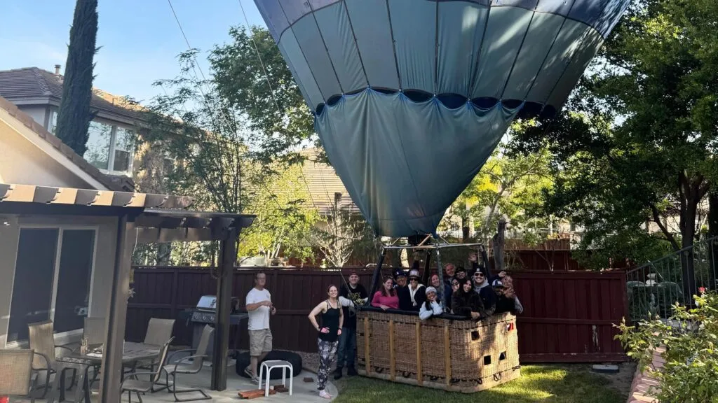 globo aerostático aterrizando en patio de casa en California con pasajeros a salvo tras maniobra controlada