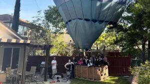globo aerostático aterrizando en patio de casa en California con pasajeros a salvo tras maniobra controlada