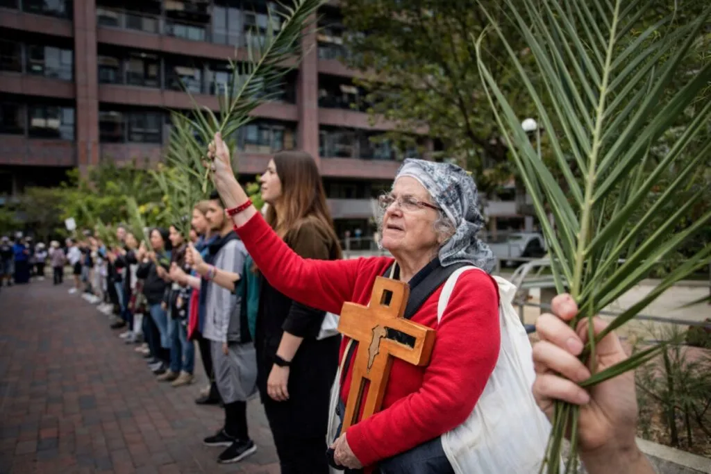 Voluntarios brindan ayuda a inmigrantes en San Diego durante Semana Santa con apoyo comunitario y asistencia humanitaria