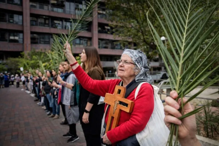 Voluntarios brindan ayuda a inmigrantes en San Diego durante Semana Santa con apoyo comunitario y asistencia humanitaria