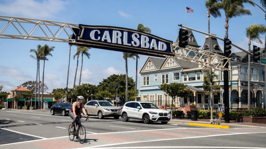 Carlsbad en zona costera de Terramar con carretera junto a la playa y debate sobre aceras y estacionamiento