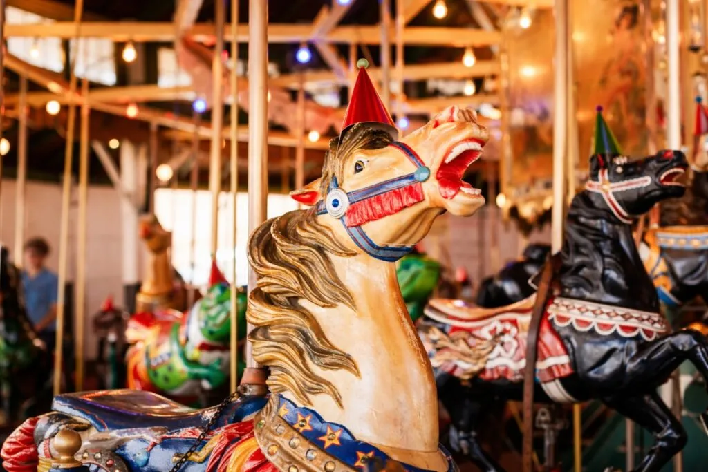 carrusel Balboa Park abierto durante spring break con visitantes disfrutando en San Diego