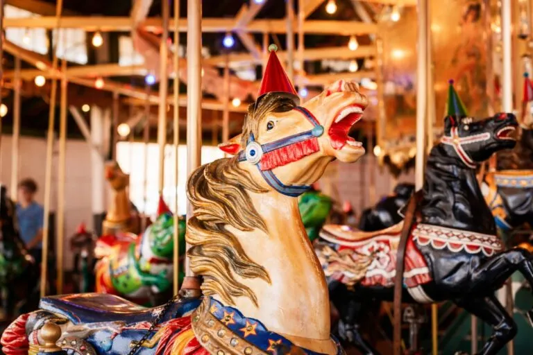 carrusel Balboa Park abierto durante spring break con visitantes disfrutando en San Diego