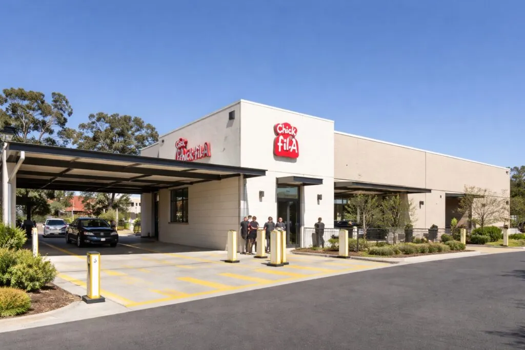 Chick-fil-A en San Diego con drive thru más grande y múltiples carriles de servicio rápido