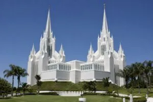 Temple tours San Diego con visitantes latinos recorriendo templos culturales en California