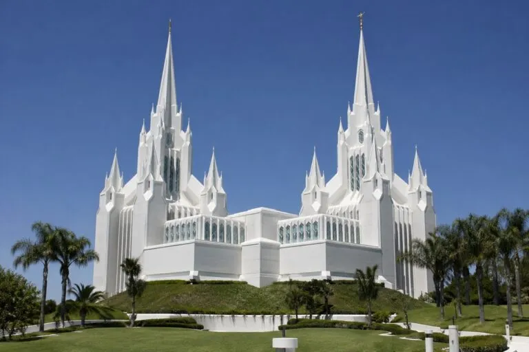 Temple tours San Diego con visitantes latinos recorriendo templos culturales en California