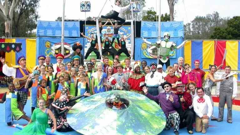 Fern Street Circus en San Diego con acrobacias, vestuarios coloridos y show comunitario en parques