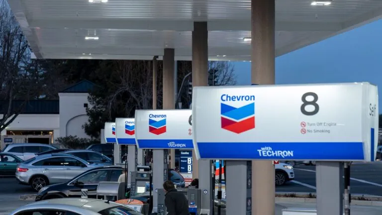 gasolina en San Diego supera los 6 dólares por galón por alza del petróleo y tensiones globales