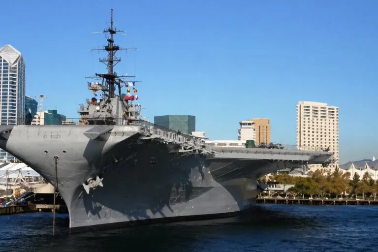 USS Midway Museum en San Diego con visitantes explorando portaaviones histórico y exhibiciones navales interactivas