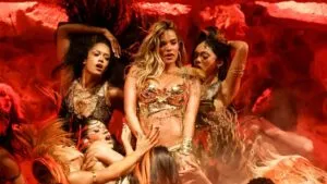 Karol G en Coachella con escenario principal, show musical y representación de cultura latina en festival