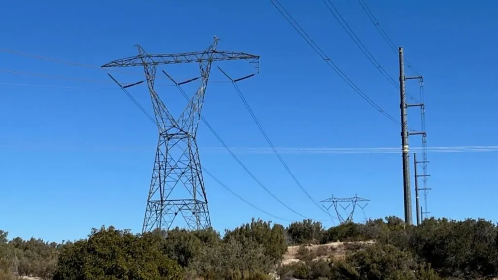 línea eléctrica en California atravesando zona natural con torres de alta tensión y paisaje desértico
