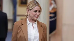 Pam Bondi deja el cargo como fiscal general de Estados Unidos tras decisión de Donald Trump