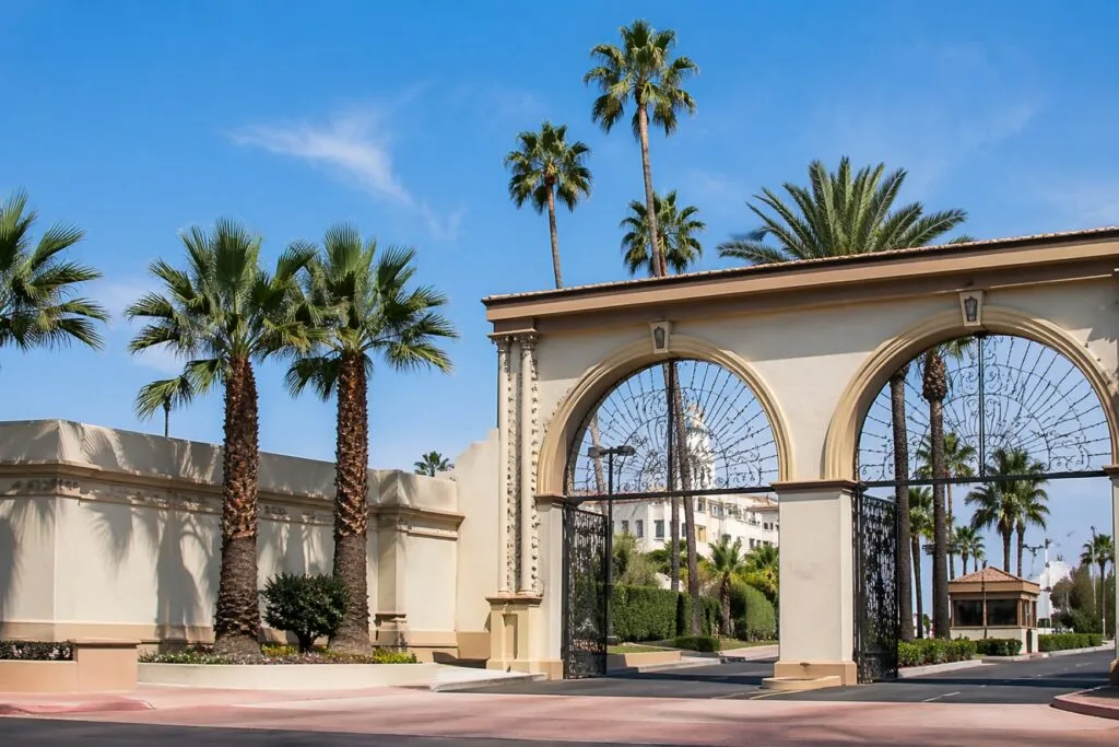 Fusión Paramount Warner reconfigura el mercado mediático en Estados Unidos y audiencias latinas