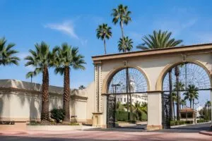 Fusión Paramount Warner reconfigura el mercado mediático en Estados Unidos y audiencias latinas