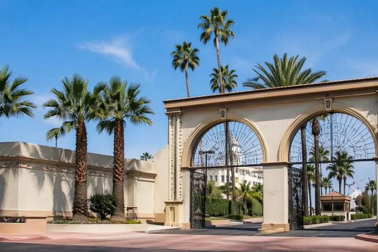 Fusión Paramount Warner reconfigura el mercado mediático en Estados Unidos y audiencias latinas