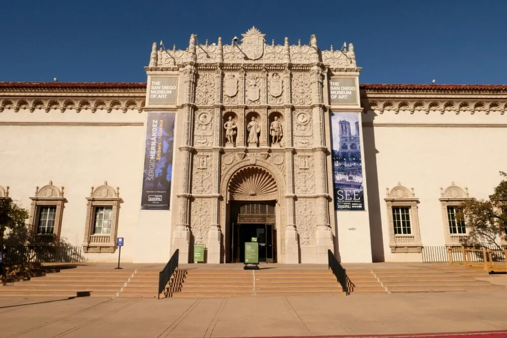 Visitantes recorren museos gratis San Diego en abril con acceso libre en espacios culturales