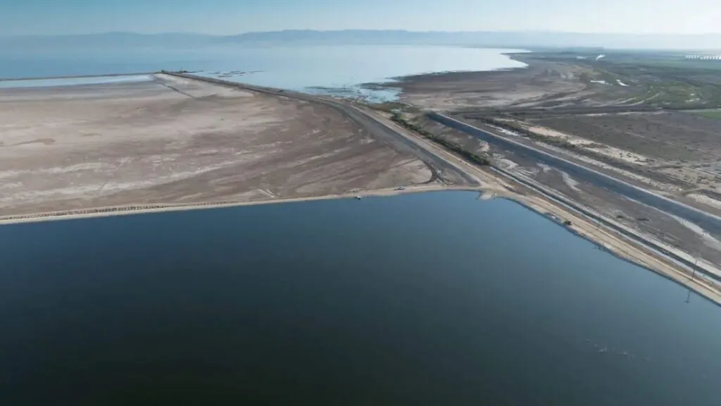polvo tóxico del Salton Sea en California con paisaje seco y contaminación del aire afectando a comunidades cercanas