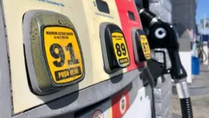 gasolina en San Diego con estación de servicio y precios reflejando variaciones recientes en el costo del combustible