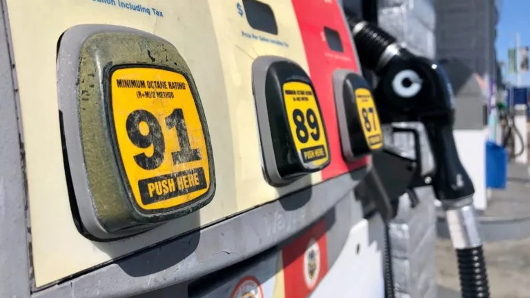 gasolina en San Diego con estación de servicio y precios reflejando variaciones recientes en el costo del combustible