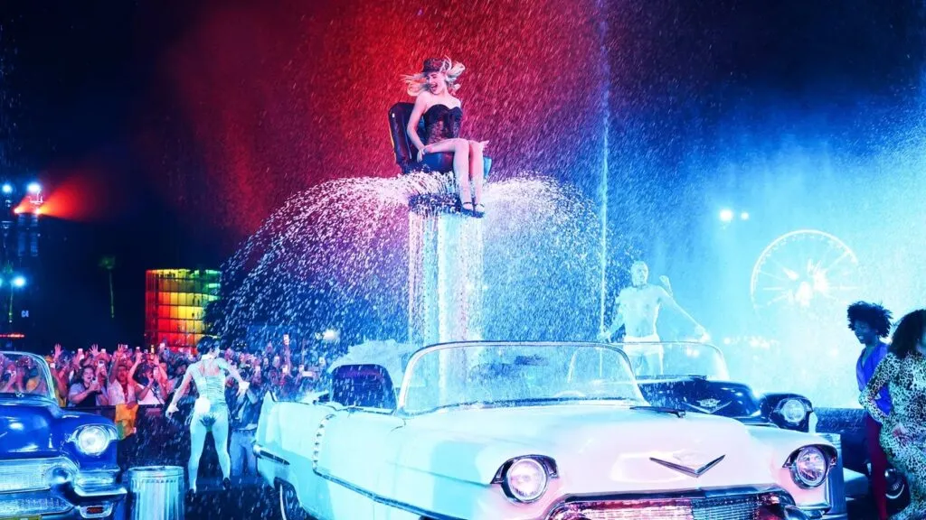 Coachella en California con escenario lleno de luces, público masivo y artistas en vivo durante festival musical