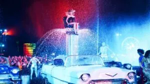 Coachella en California con escenario lleno de luces, público masivo y artistas en vivo durante festival musical