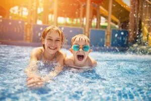 niños disfrutando alberca con recomendaciones de seguridad en balnearios en Tijuana durante temporada de calor