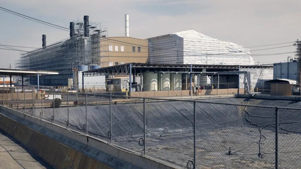 reforma ambiental en California con fábricas cercanas a zonas urbanas y debate por impacto ambiental en comunidades