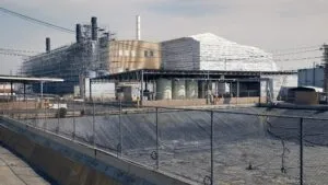 reforma ambiental en California con fábricas cercanas a zonas urbanas y debate por impacto ambiental en comunidades