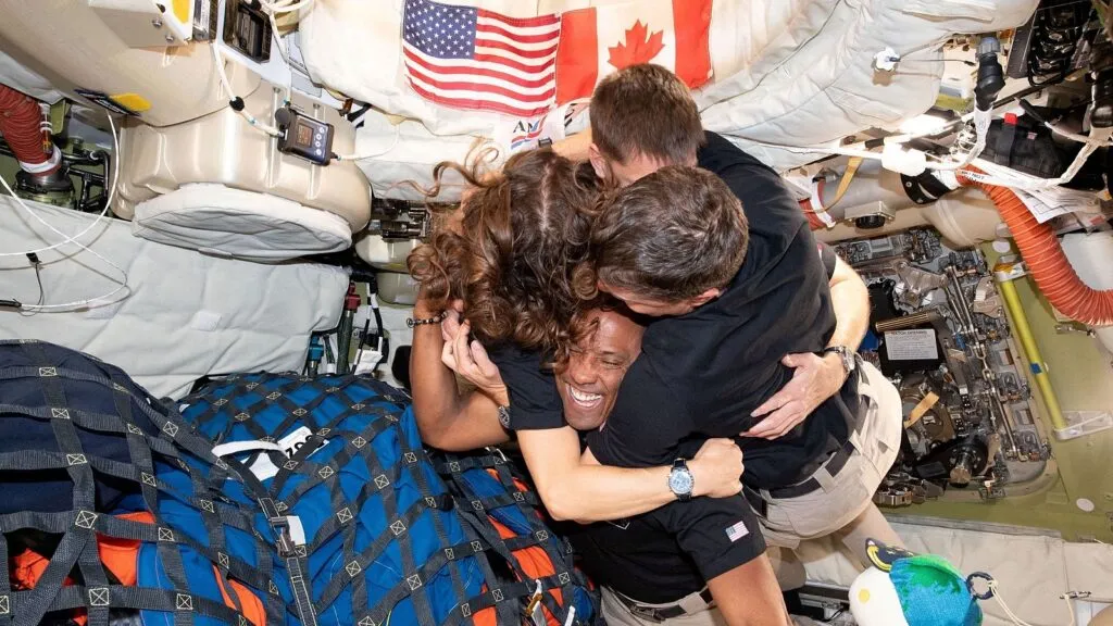 Artemis II amerizaje frente a San Diego con cápsula Orion descendiendo en el océano tras misión lunar