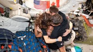 Artemis II amerizaje frente a San Diego con cápsula Orion descendiendo en el océano tras misión lunar