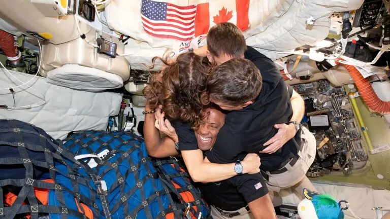 Artemis II amerizaje frente a San Diego con cápsula Orion descendiendo en el océano tras misión lunar