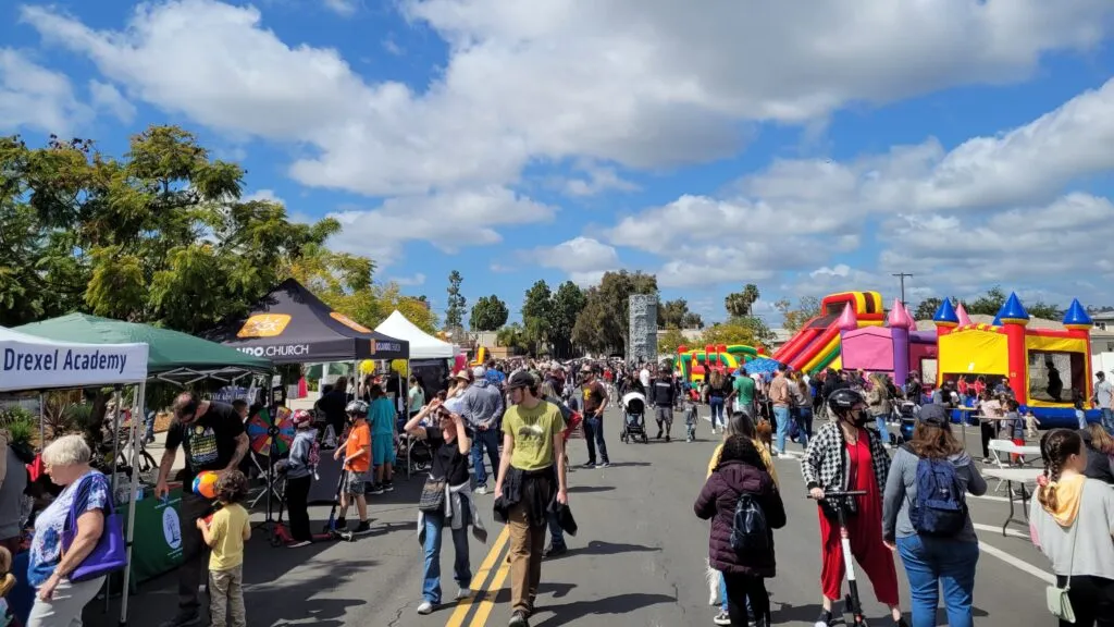 Rolando Street Fair en San Diego con música en vivo, vendedores locales y celebración comunitaria por aniversario de Rolando Village