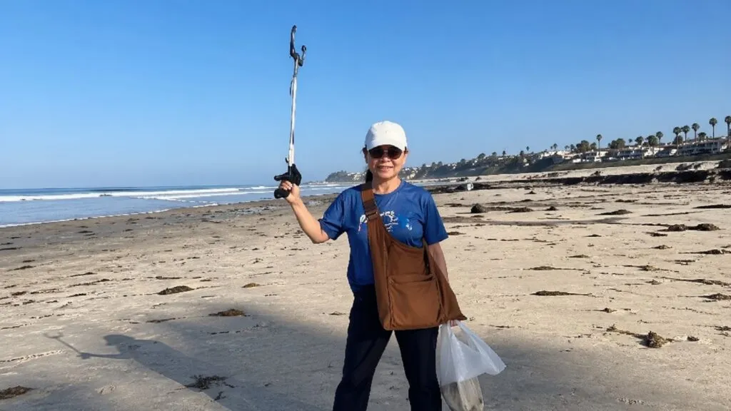 Pediatra en San Diego recolecta plástico promoviendo salud ambiental en comunidad latina