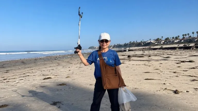 Pediatra en San Diego recolecta plástico promoviendo salud ambiental en comunidad latina