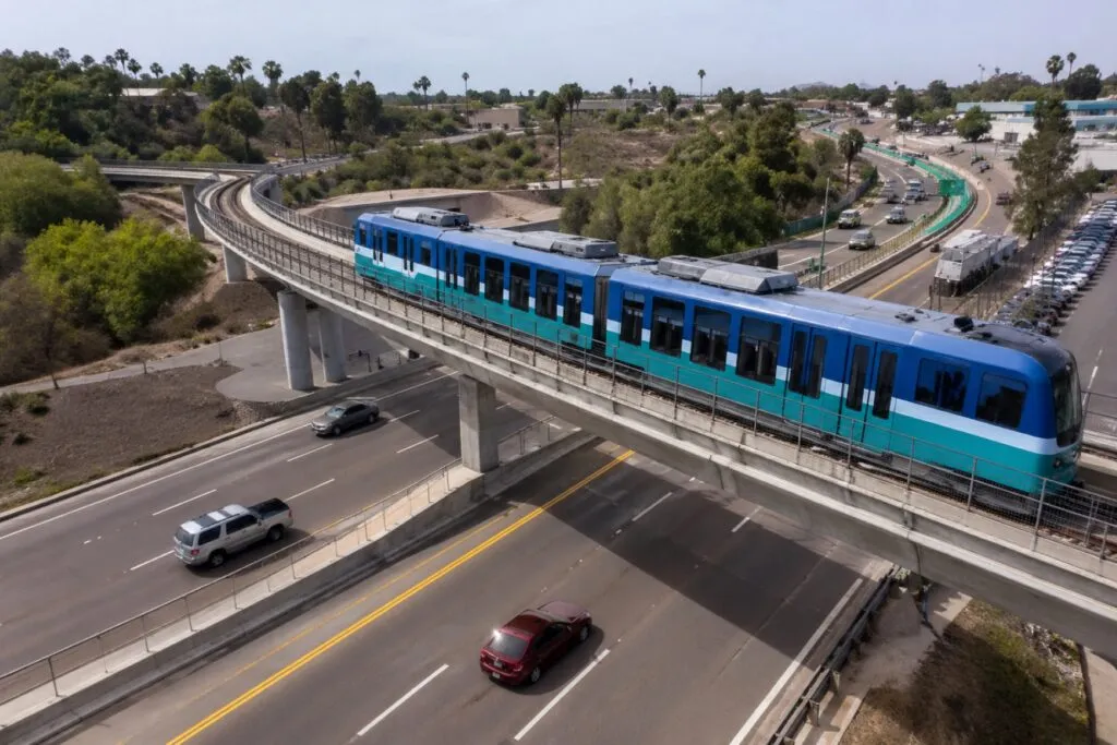 cruce ferroviario Vista con tren y vehículos en proyecto de mejora de movilidad y seguridad en San Diego