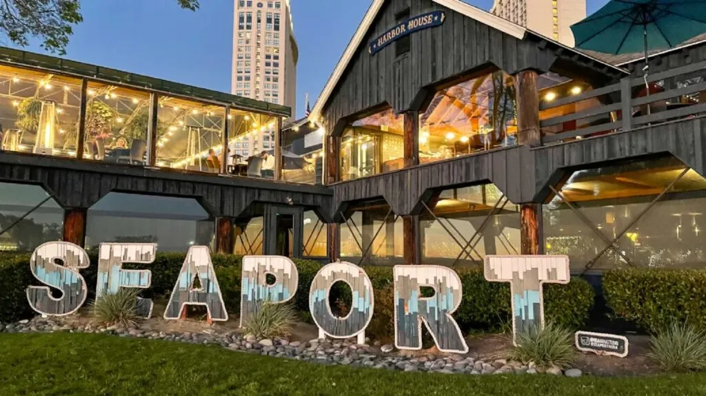 Seaport Village en San Diego con tiendas, restaurantes y vistas a la bahía como atractivo turístico