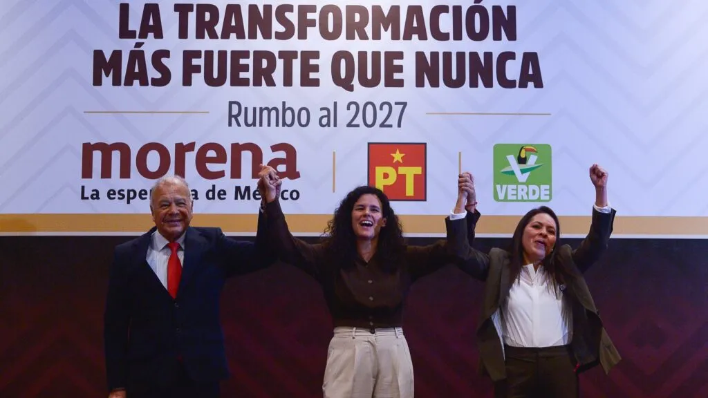 simpatizantes de Morena junto a líderes del PT y Partido Verde durante evento político rumbo a 2027 en México