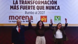 simpatizantes de Morena junto a líderes del PT y Partido Verde durante evento político rumbo a 2027 en México
