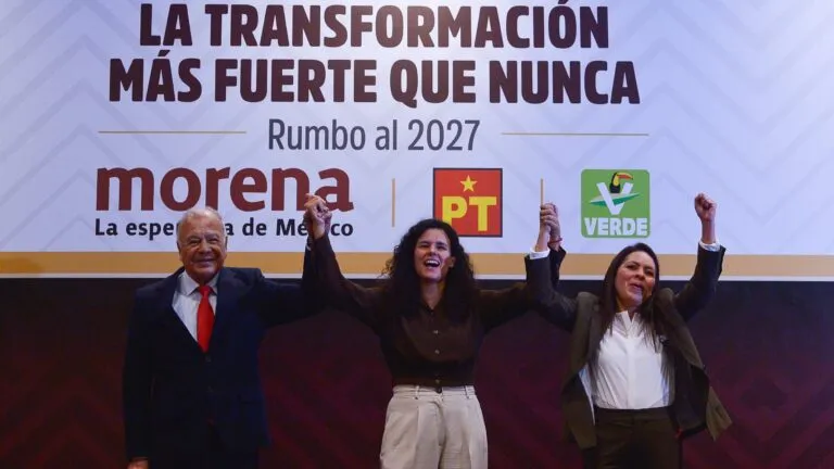simpatizantes de Morena junto a líderes del PT y Partido Verde durante evento político rumbo a 2027 en México