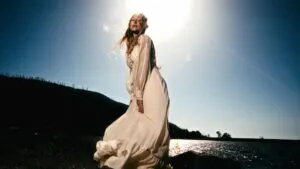 Tamar Berk en concierto durante showcase musical en San Diego previo a premios locales con ambiente indie