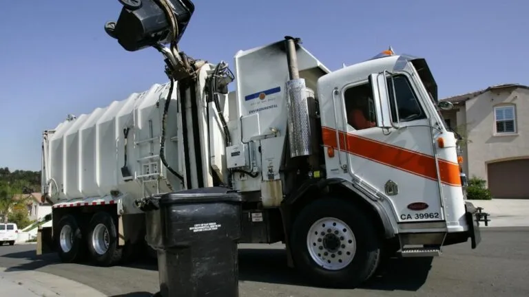 tarifas en San Diego generan protestas y recolección de firmas contra cobros de basura y estacionamiento