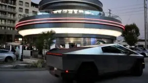 Tesla Diner en California combina estación de carga y restaurante con diseño futurista en Palo Alto