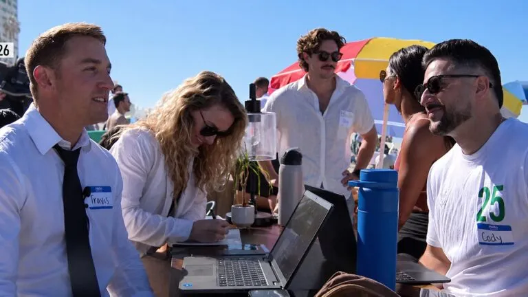 trabajadores remotos se reúnen en la playa y generan nuevas reglas para eventos públicos en San Diego