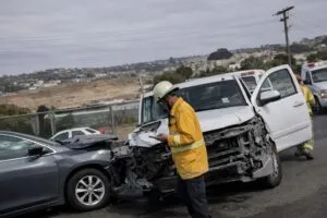 choque múltiple Tijuana Rosarito con vehículos dañados en carretera de Baja California