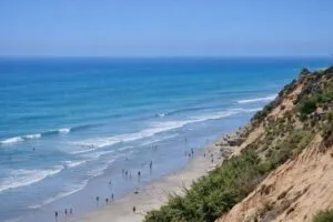Vecinos de Carlsbad rechazan nuevas aceras para preservar el carácter costero del barrio frente al mar en California