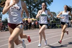 Wildcats atletismo femenino compitiendo en California con resultados destacados en temporada 2026