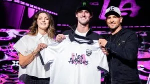 X Games League con skaters de San Diego en competencia y escena urbana de skateboarding profesional